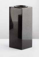 Quadratische, schmale schwarze Granitvase, 24 cm hoch